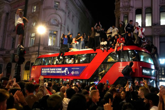 Az angol drukkerek népünnepélye húsz ember letartóztatásába torkollt Londonban