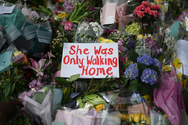 Virágok, illetve egy „Csak hazafelé sétált” felirat a Sarah Everard halála után tartott megemlékezés helyszínén – Fotó: Daniel Leal-Olivas / AFP