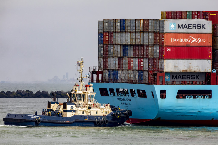 A Maersk hajóját vontatják be Rotterdam kikötőjébe 2021 áprilisában – Fotó: Niels Wenstedt / BSR Agency / Getty Images