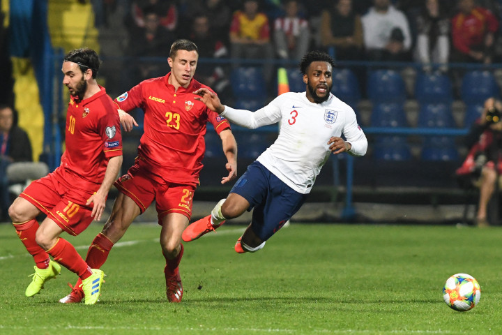 A montenegrói középpályások ellen az angol Danny Rose a podgoricai stadionban 2019. március 25-én – Fotó: Savo PRELEVIC / AFP