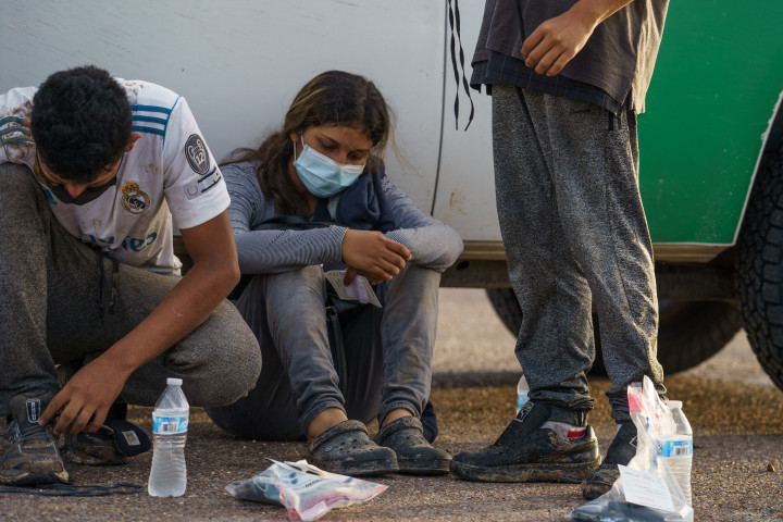 Menekültek, akiket amerikai hatáőrök fogtak el a mexikói-amerikai határon, a texasi Peñitas közelében 2021. július 8-án – Fotó: Paul Ratje / AFP