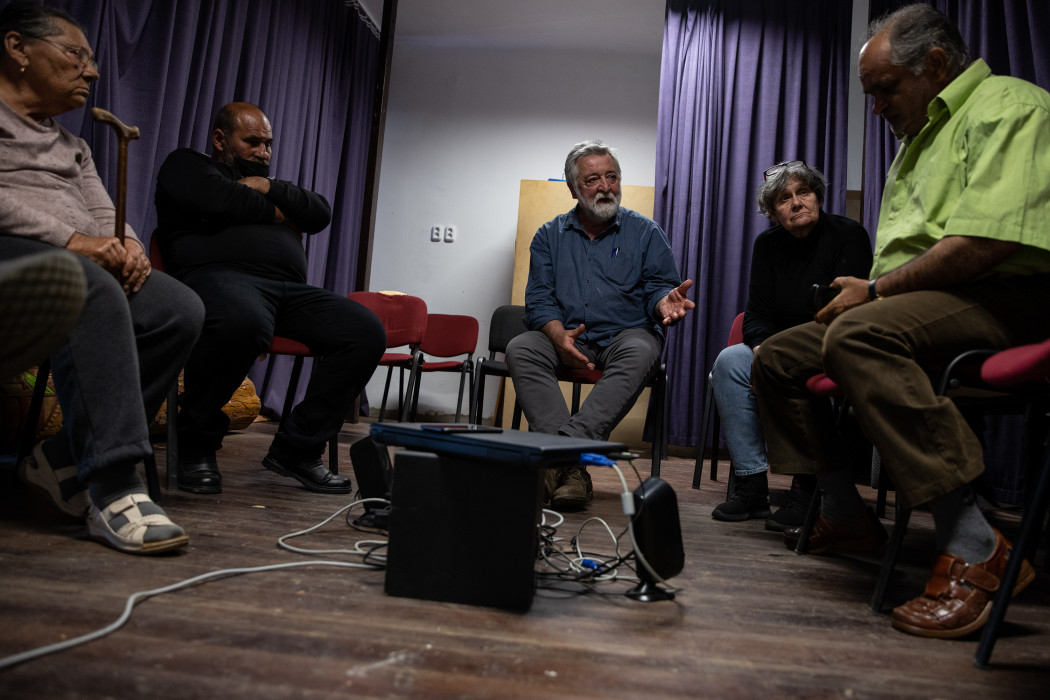 Kőszegi Edit és Szuhay Péter néprajzkutató beszélget a program résztvevőivel, miután megnézték a róluk készült filmet – Fotó: Ajpek Orsi / Telex