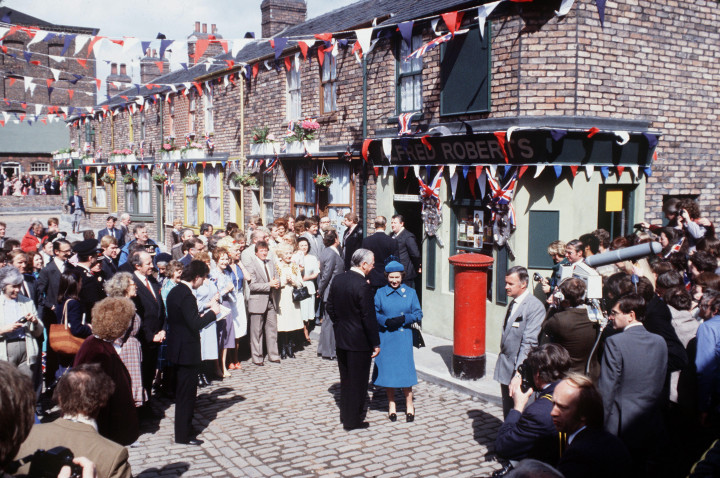 A királynő látogatása a Coronation Street forgatási helyszínén Manchesterben 1982. június 1-jén – Fotó: Tim Graham Photo Library / Getty Images