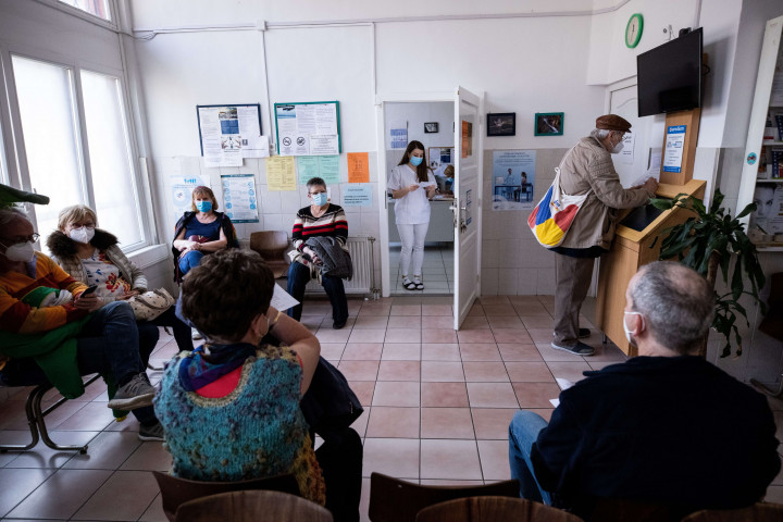 Sinopharm-oltásra várakozók egy budapesti háziorvosi rendelőben 2021 márciusában – Fotó: Ajpek Orsi / Telex