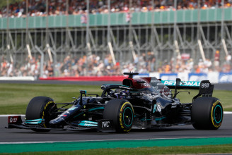 Hamilton 75 ezreddel verte Verstappent a Brit Nagydíj időmérőjén, ő rajtol az élről a szombati sprintfutamon