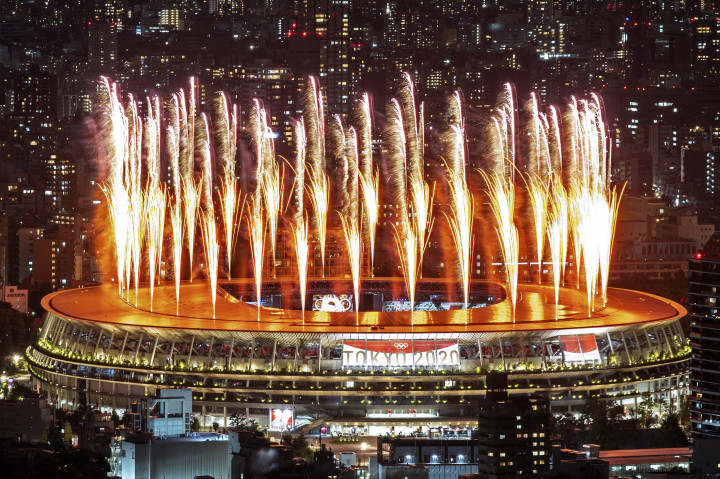 Az olimpiai stadionból fellőtt tűzijáték a tokiói olimpia megnyitóján – Fotó: Charly Triballeau / AFP