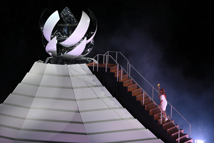 Ószaka Naomi úton, hogy meggyújtsa az olimpiai lángot a tokiói olimpia megnyitóján – Fotó: Martin Bureau / AFP