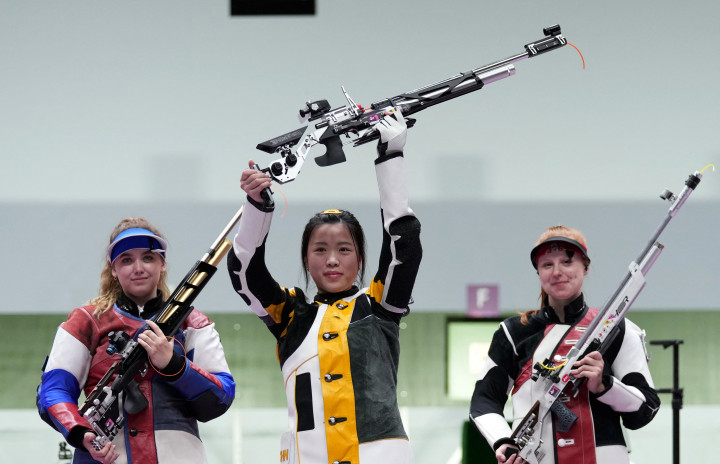 A kínai Jan Csien (középen) nyerte a tokiói olimpia első aranyérmétFotó: Ju Huanzong/Xinhua/AFP
