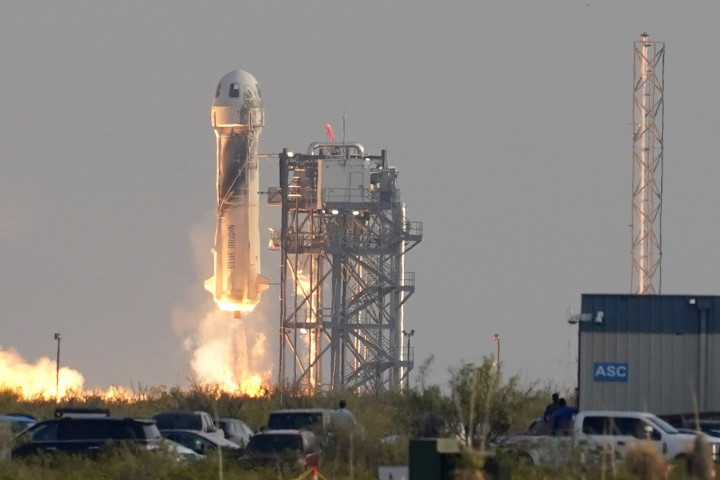 A Blue Origin amerikai űripari vállalat New Shepard űrrakétája a fedélzetén Jeff Bezos amerikai milliárdossal – Fotó: MTI/AP/Tony Gutierrez