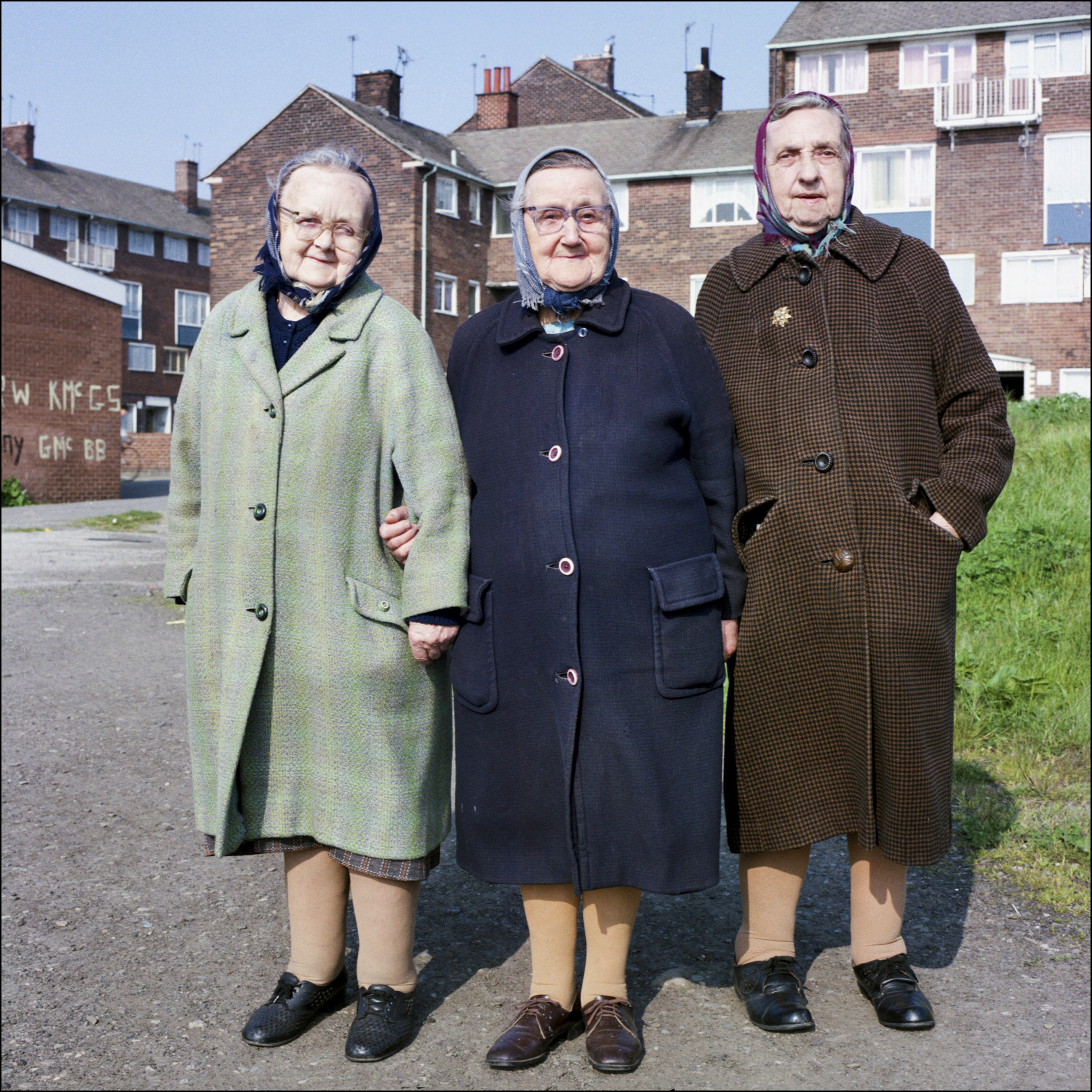 Clare Rosie with Rose her sister and Carrie Norris who all shared a house on Athol Street, Everton 1987 – Fotó: Rob Bremner