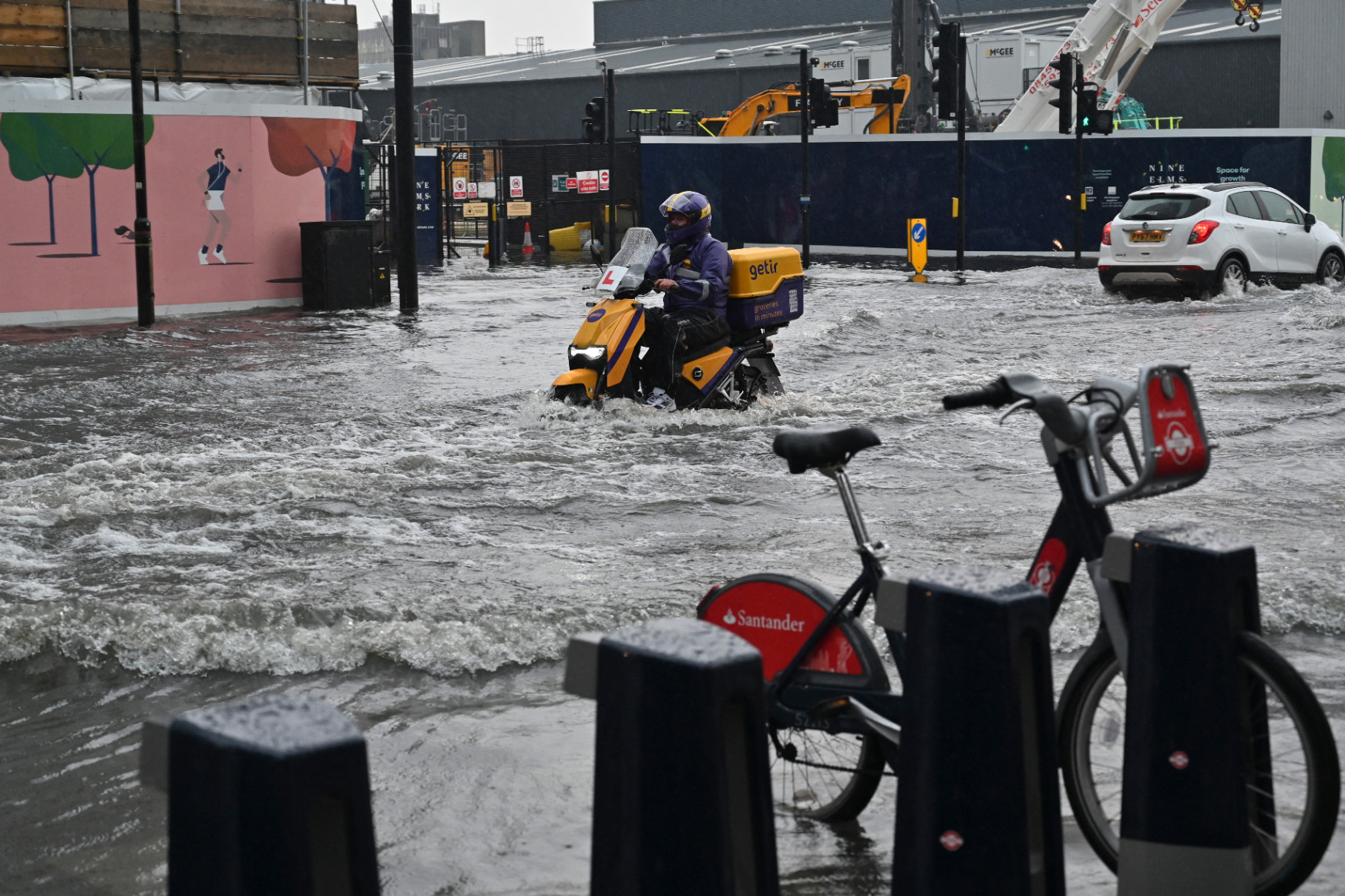 Közel egyhavi csapadék hullott a hétvégén Londonban, kórházakat öntött el a víz