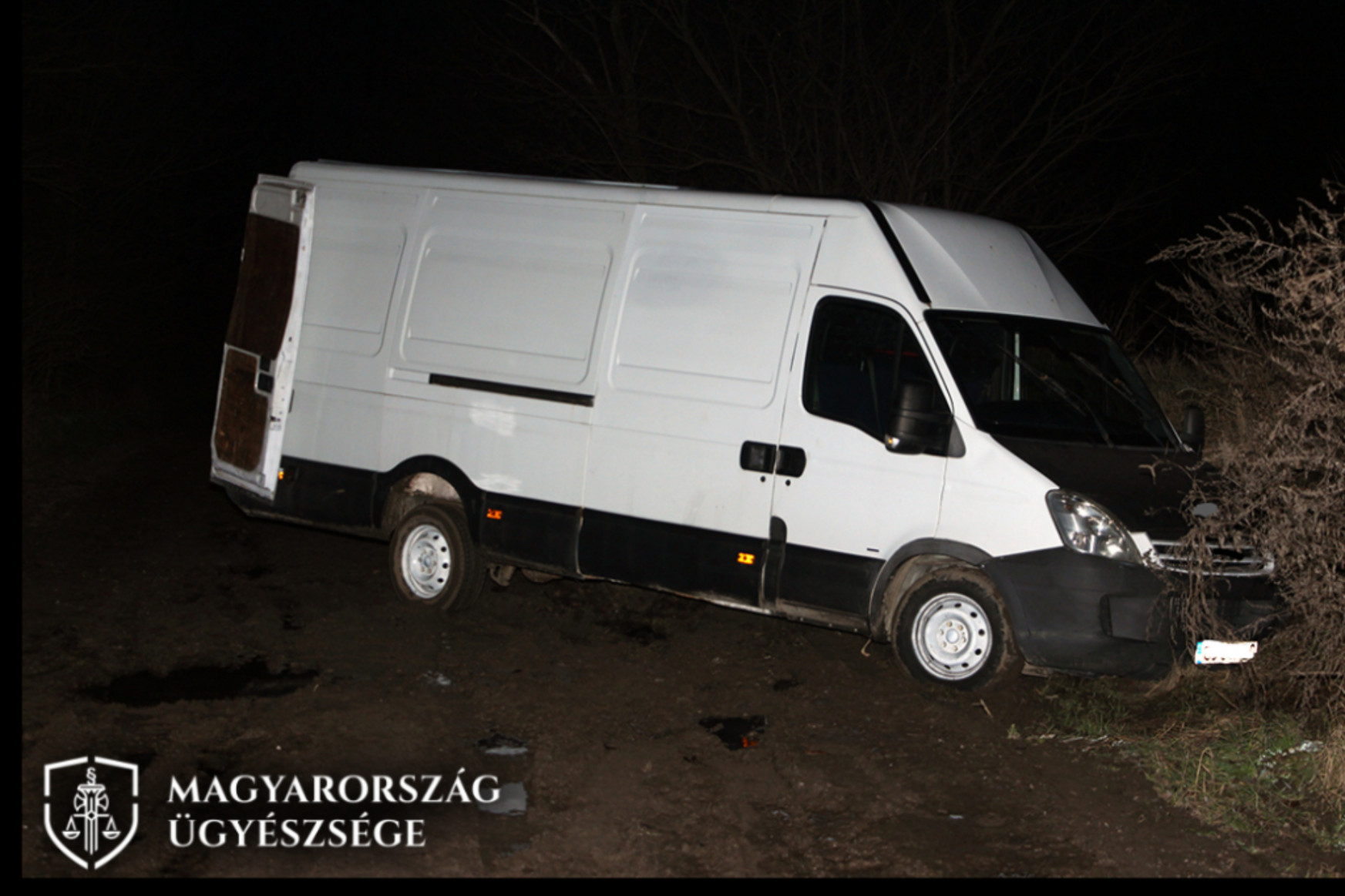 Huszonhat szírt szállítottak volna, de sárba ragadt a román embercsempészek furgonja
