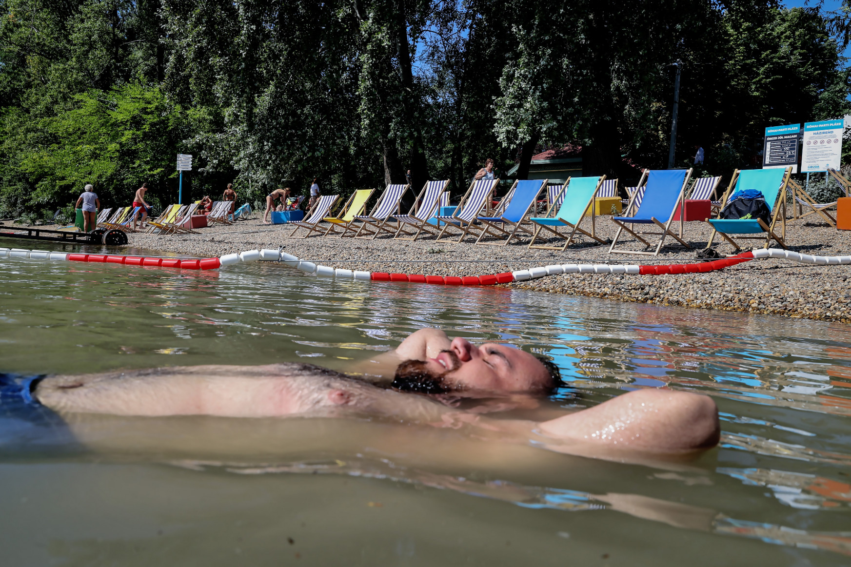 Úszni nem lehet, de mártózásra tökéletes Budapest most megnyitott egyetlen dunai szabadstrandja