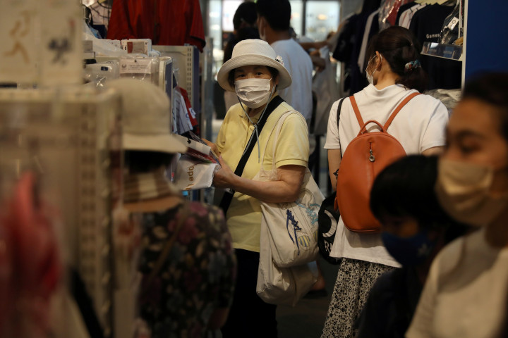 Emberek vásárolnak a tokiói olimpia egyik hivatalos boltjában – Fotó: Reuters/Kevin Coombs