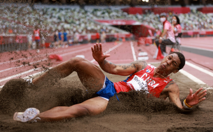 Juan Miguel Echevarria a férfi távolugrás döntőjében a tokiói olimpián – Fotó: Kai Pfaffenbach / Reuters