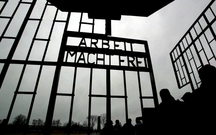 Az „Arbeit macht frei”-, azaz „A munka szabaddá tesz”-felirat a sachsenhauseni tábor kapuján – Fotó: Siewert Falko / dpa Picture-Alliance via AFP