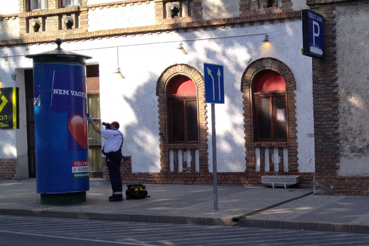 Nyomoz a rendőrség az átragasztott kormányzati szívplakát miatt – Fotó: Szabad Pécs
