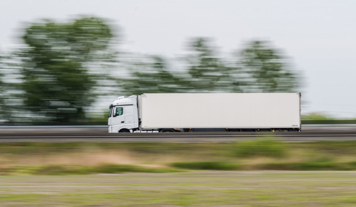 Fagyasztott élelmiszer szállítására alkalmas kamion halad az M0-s autóúton 2020. májusban – Fotó: Faludi Imre / MTVA / MTI