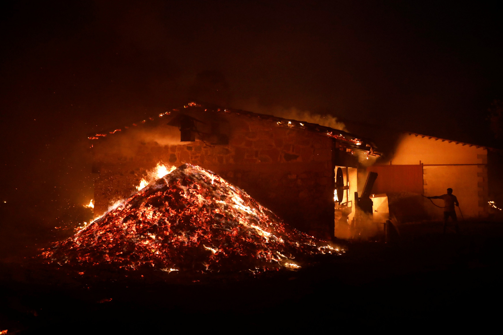 Harmadik napja küzdenek a tűzvésszel Görögországban, Évia szigetéről evakuálták a lakosságot