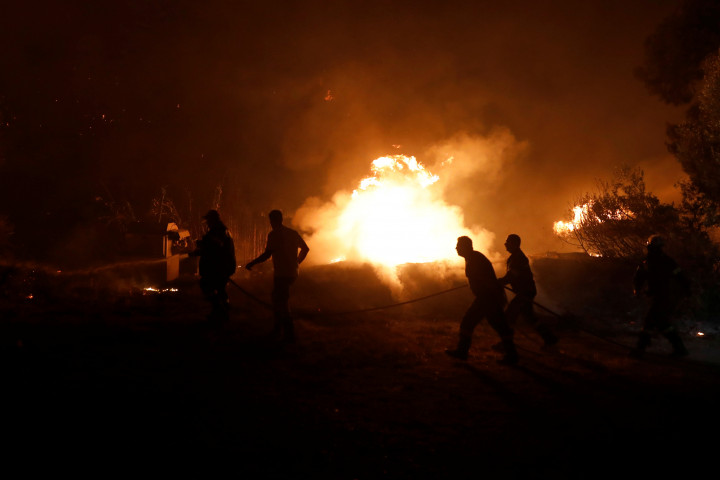 Tűzoltók és helyi lakosok próbálják megfékezni a lángokat az Évia szigetén lévő Rovieszben 2021. augsztus 4-én – Fotó: Costas Baltas / Reuters