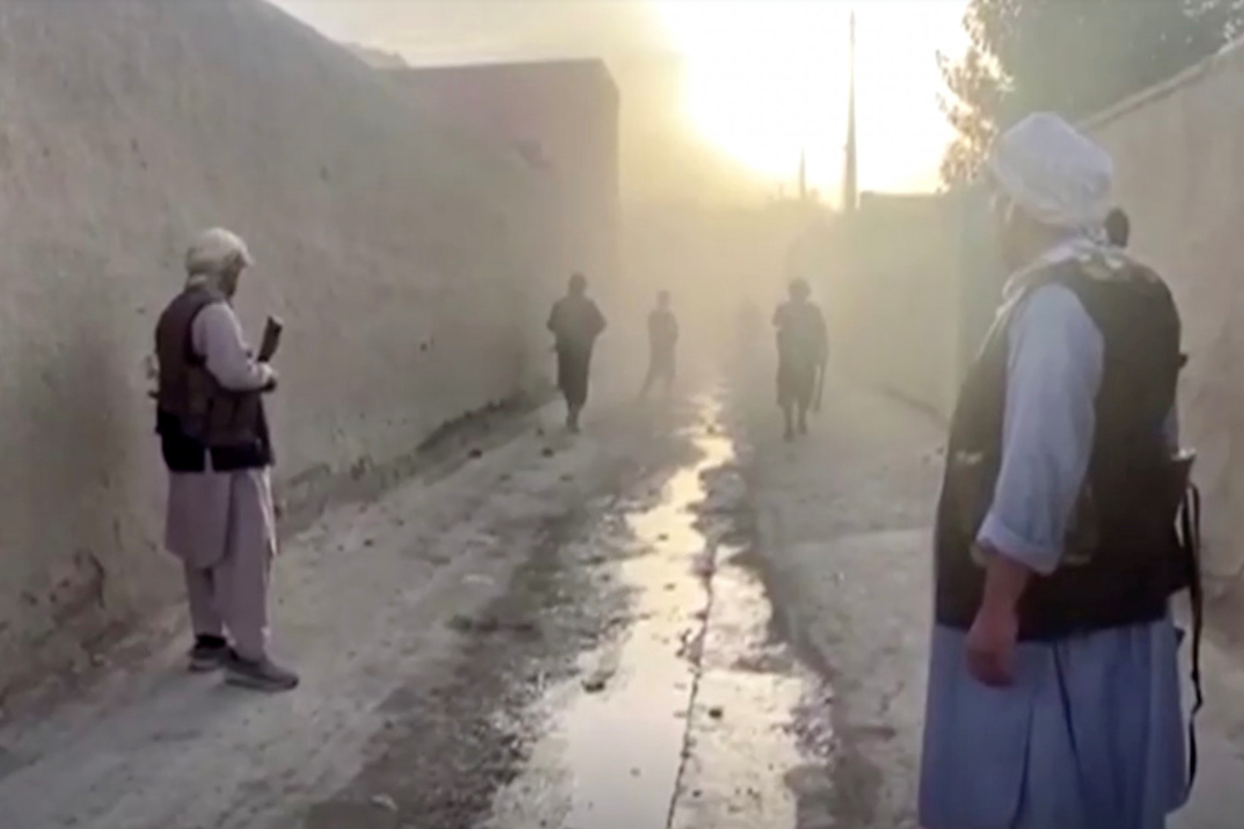A tálibok három napon belül négy tartomány székhelyét vonták az uralmuk alá Afganisztánban