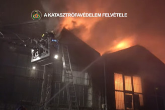 A tűzoltók kiadtak egy videót a Főtaxi épülete mellett égő hatalmas tűzről