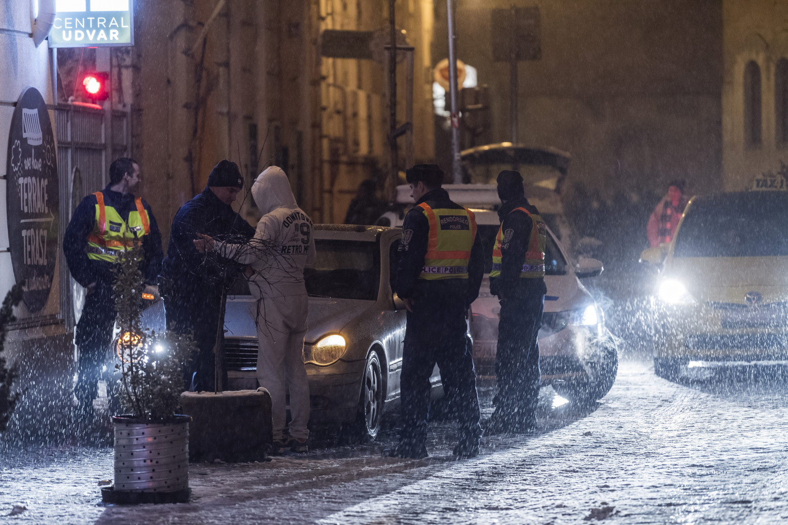 Rendőrök igazoltatnak egy férfit a a Kazinczy utcában 2018. február 18-án, a népszavazás napjára virradó éjjel – Fotó: Szigetváry Zsolt
