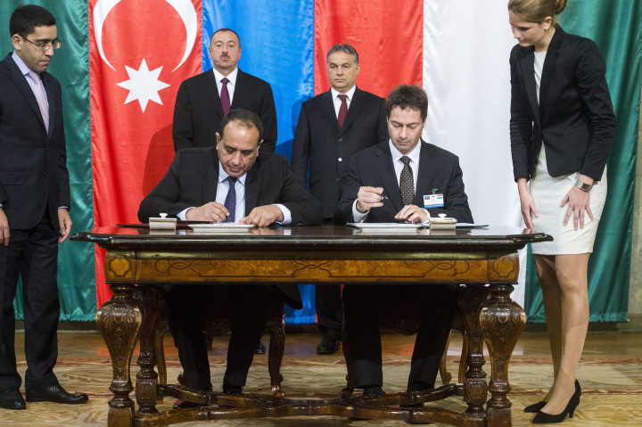 Vilayat Guliyev, Azerbajdzsán budapesti nagykövete és Glattfelder Béla, gazdaságszabályozásáért felelős államtitkár turizmusról szóló együttműködési megállapodást írt alá a Parlamentben 2014. november 11-én – Fotó: Koszticsák Szilárd / MTI