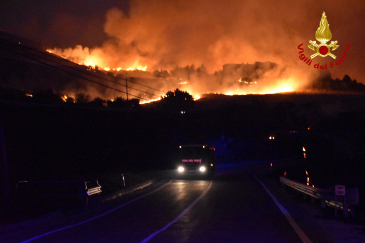 A Palermo környékén tomboló tűz 2021. augusztus 10-én – Fotó: STRINGER / VIGILI DEL FUOCO / AFP