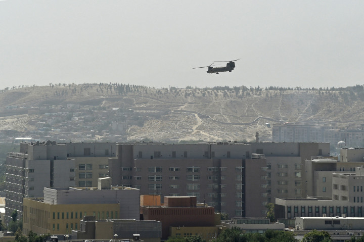 Helikopter az Egyesült Államok kabuli nagykövetsége fölött 2021. augusztus 15-én – Fotó: Wakil Kohsar / AFP