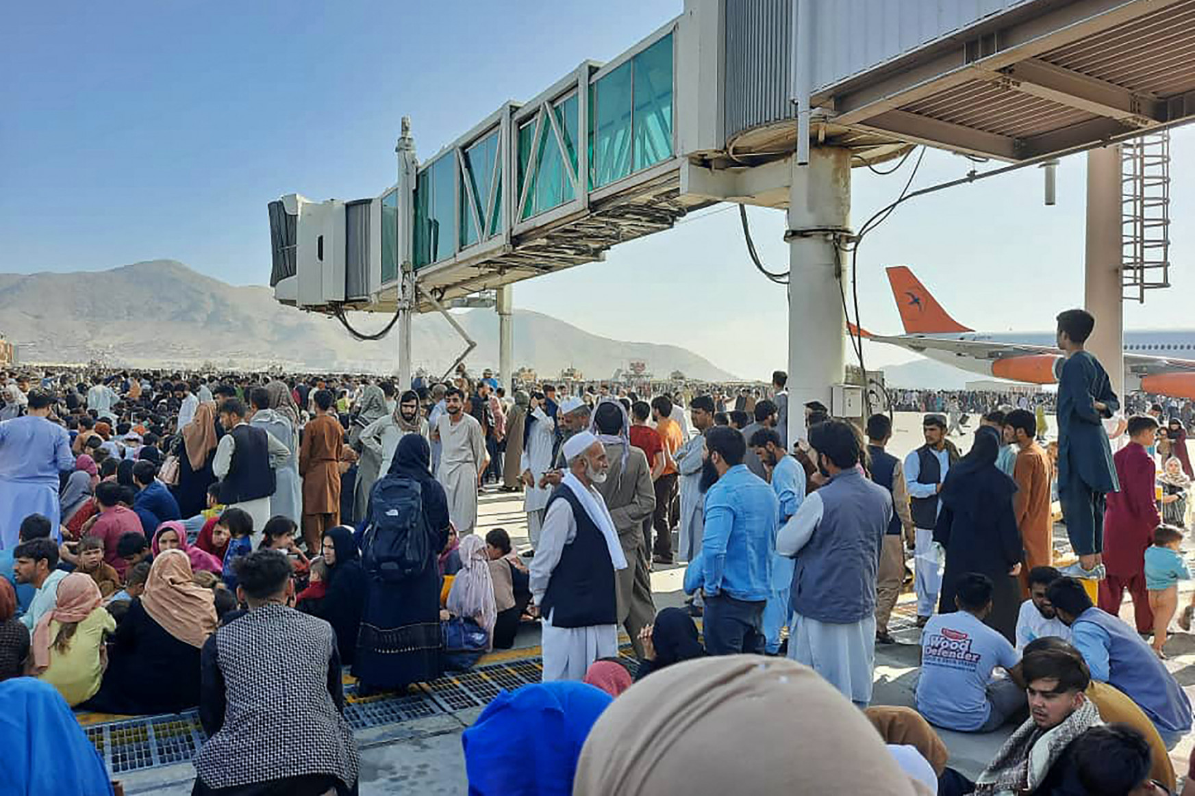 Legalább heten meghaltak a kabuli repülőtér káoszában, többen úgy, hogy gépek oldalára kapaszkodtak, de lezuhantak