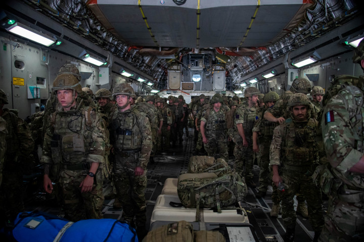 A brit hadsereg gyorsreagálású alakulata érkezik Kabulba 2021. augusztus 15-én, hogy segítsék a brit állampolgárok evakuálását – Fotó: Ben Shread / RAF/ UK Ministry of Defence 2021 / Reuters