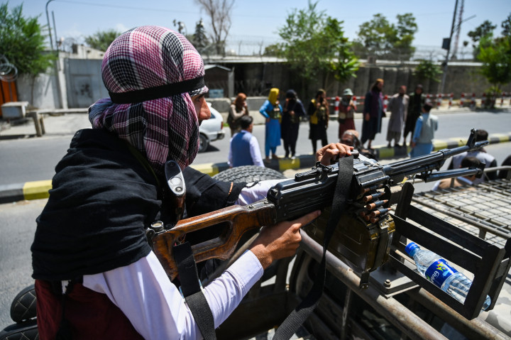 Felfegyverkezett tálib harcosok járőröznek és posztolnak az ellenőrző pontokon Kabulban 2021. augusztus 16-án – Fotó: Wakil Kohsar / AFP