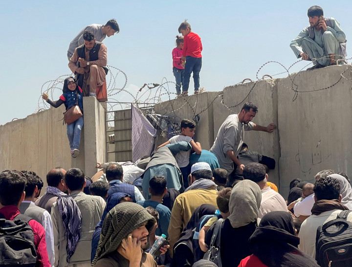 Afgánok próbálnak bejutni a Hamid Karzai repülőtérre 2021. augusztus 16-án – Fotó: REUTERS