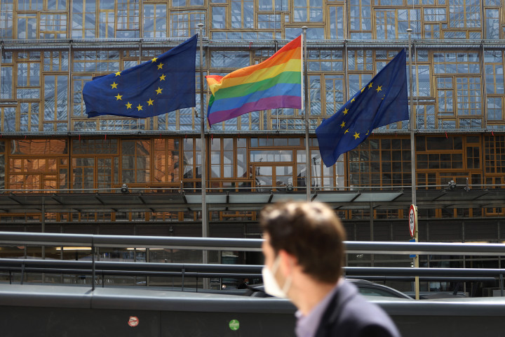 A rainbow flag is raised in front of the European headquarters to celebrate the International Day against Homophobia, Biphobia and Transphobia on May 17, 2021 – Photo: Valeria Mongelli / Hans Lucas / AFP