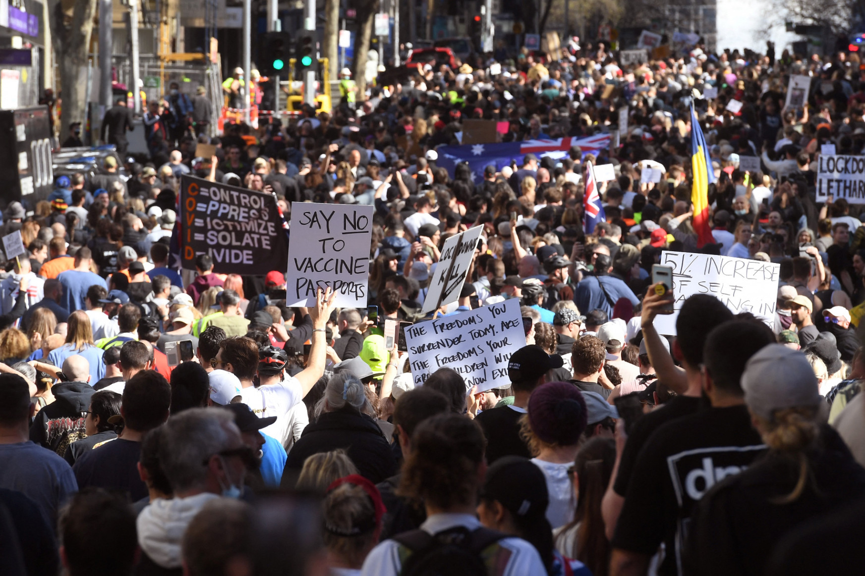 Elszabadultak az indulatok Melbourne-ben a lezárások miatt
