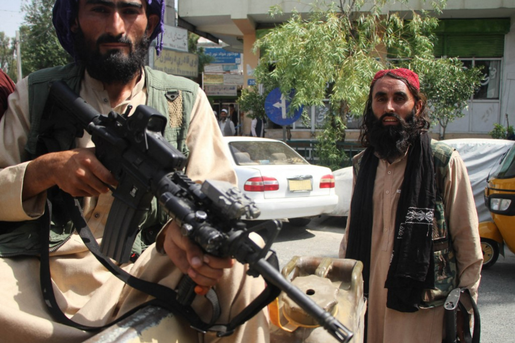 A tálibok tárgyalni akarnak az ellenállókkal, és a kérésükre visszatér az országba az afgán külügyminiszter is