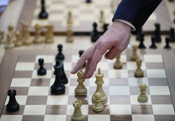 Szergej Karjakin lép egyet egy diákok számára szervezett szimultán sakkversenyen 2019-ben – Fotó: Donat Sorokin / TASS / Getty Images