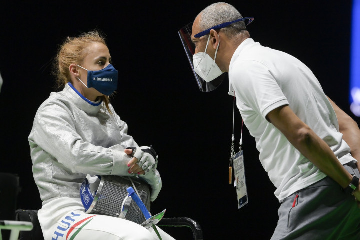 Hajmási Éva edzőjével, Navarrette Józseffel a tokiói paralimpián – Fotó: Koszticsák Szilárd/MTI