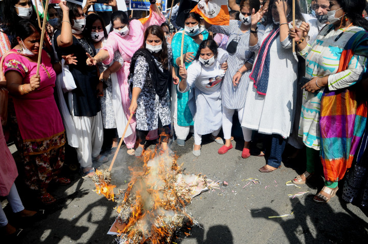 A tüntetésen Narendra Modi miniszterelnököt jelképező szalmabábukat is égettek – Fotó: Imitiyaz Khan / Andalou Agency / AFP