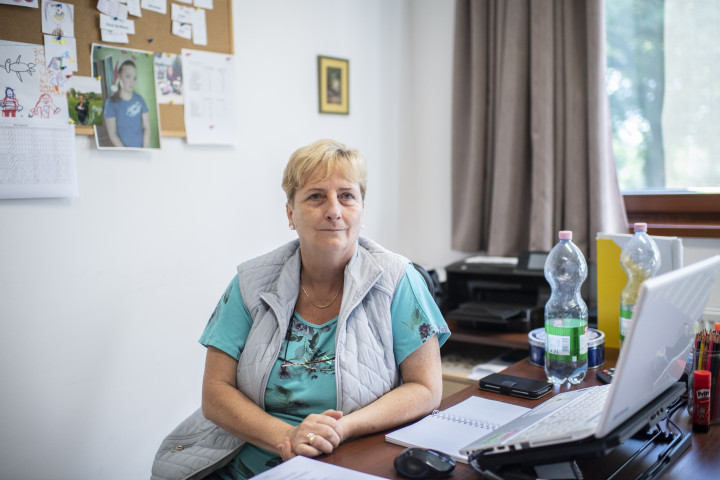 Pintér-Buruzs Anikó vezeti a segélyszervezet kastélyosdombói központját – Fotó: Bődey János / Telex