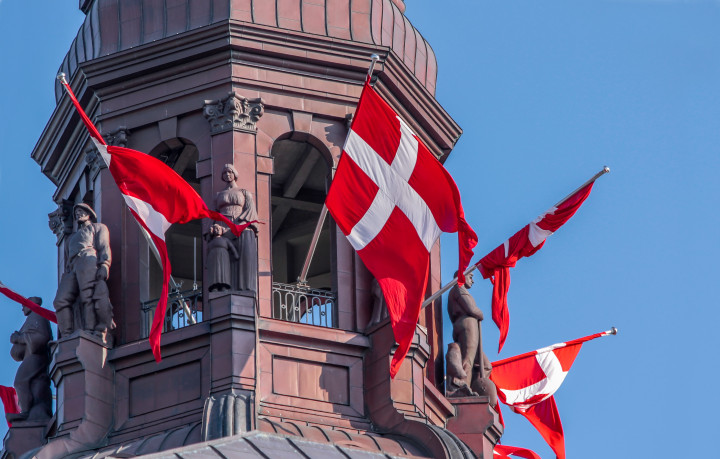 Zászlók a dán parlamentnek otthont adó Christiansborg-palota tornyán – Fotó: Bildagentur Zoonar GmbH / Shutterstock