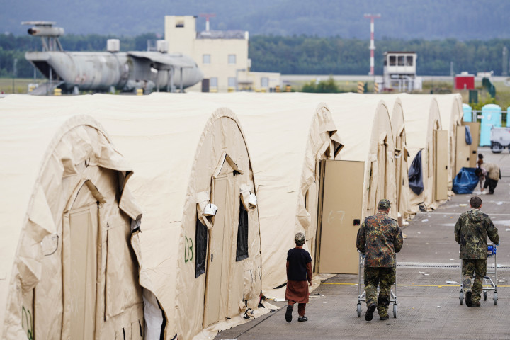Amerikai katonák a kimenekítettek számára felállított sátortáborban a németországi Ramstein légitámaszponton – Fotó: Uwe Anspach / DPA / AFP