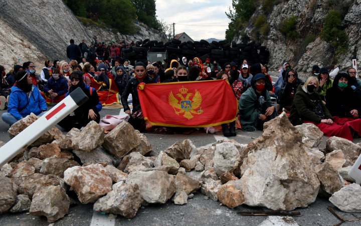 Montenegrói zászlót tartanak maguk előtt a szerb ortodox egyház ellen tüntetők Cetinjében – Fotó: Savo Prelevic / AFP