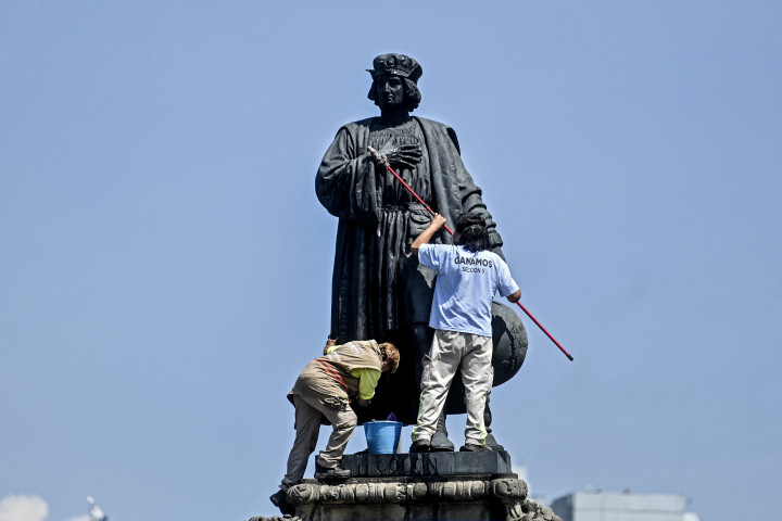 Kolumbusz lefestékezett szobrát takarítják 2020-ban – Fotó: PEDRO PARDO / AFP