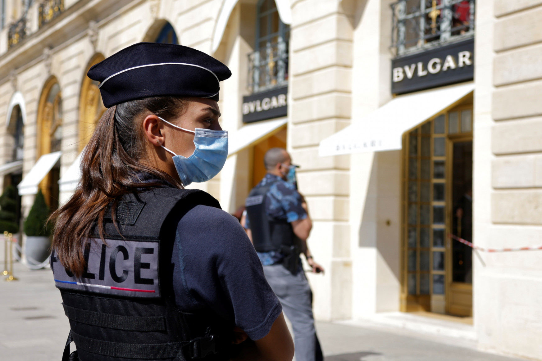 Tízmillió eurós zsákmánnyal menekülő, fegyveres ékszerrablókat fogtak el Párizsban