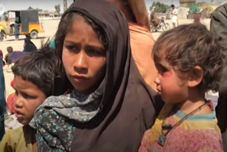 Afgán menekültek ezrei tengődnek segítség nélkül Pakisztán határán