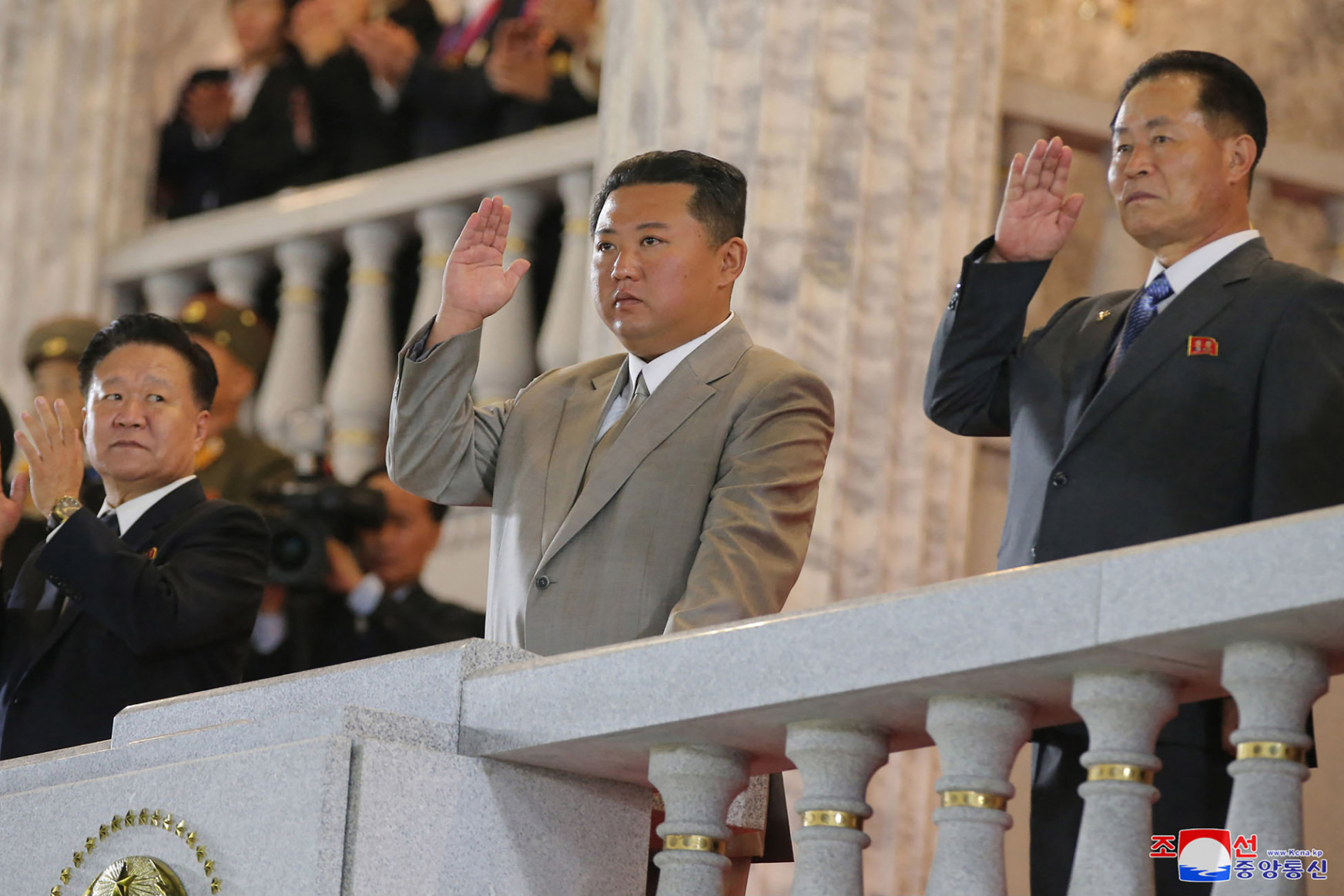 Éjféli katonai felvonulással ünnepelte alapításának 73. évfordulóját Észak-Korea