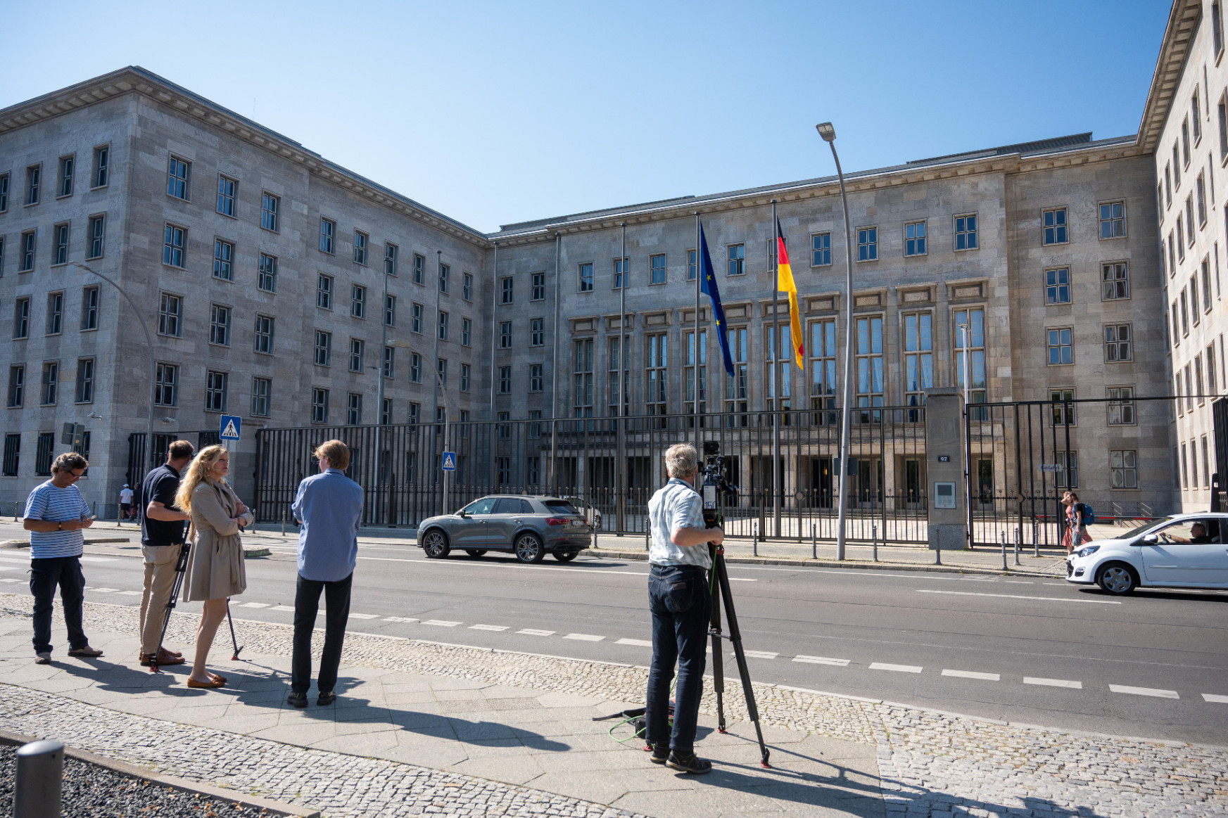 Házkutatást tartottak két német minisztériumban, mert a pénzmosás elleni szervek eltussolhattak több gyanús esetet