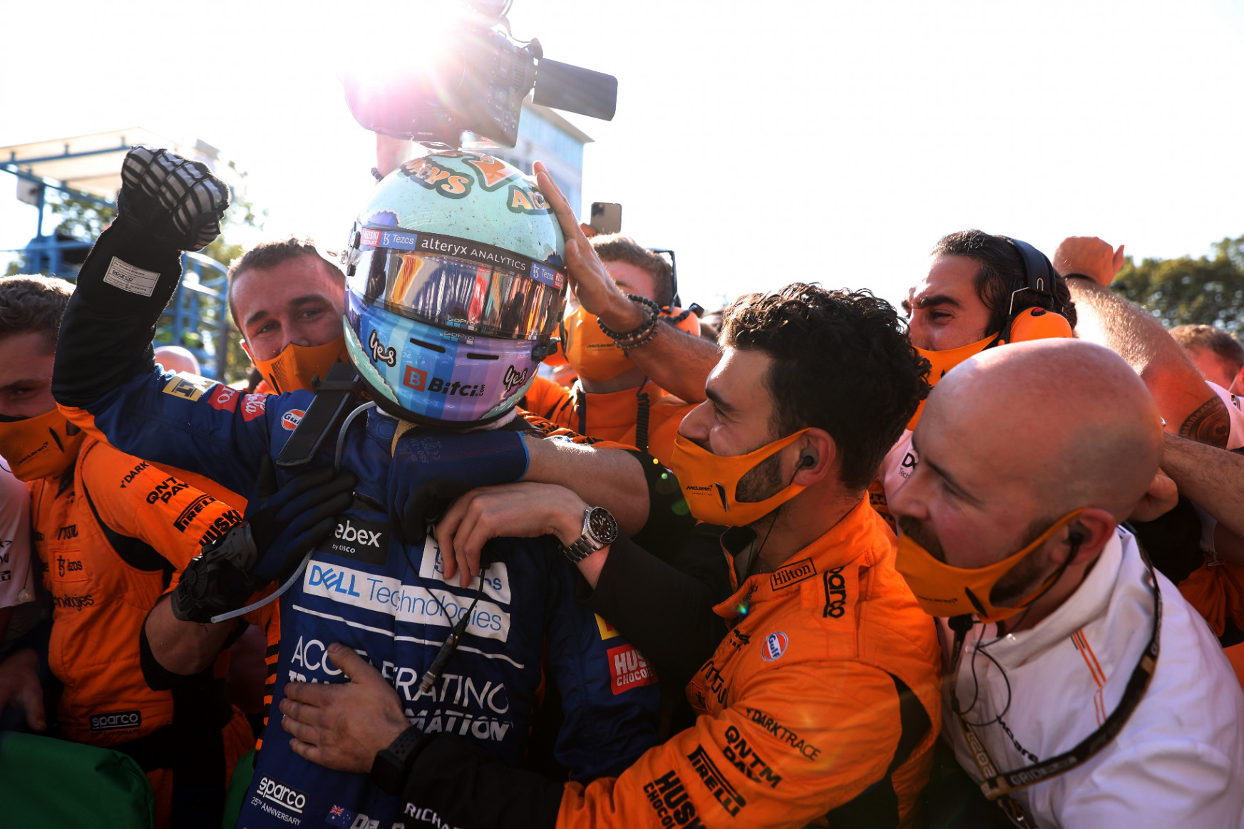Verstappen és Hamilton kiütötte egymást, Ricciardo nyerte a kaotikus Olasz Nagydíjat
